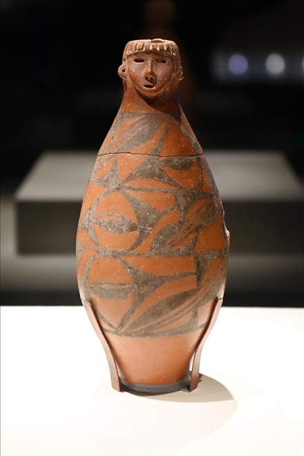 大地灣出土的人頭形器口彩陶瓶。新華社記者 范培珅 攝