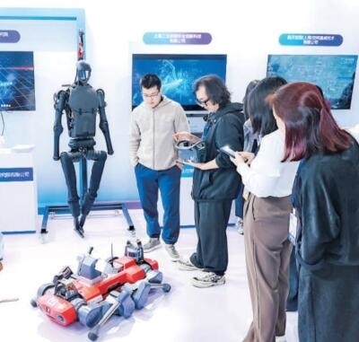 普陀區(qū)“中華武數(shù)”科創(chuàng)集市上，展位工作人員在向觀眾展示機(jī)器人。資料圖片