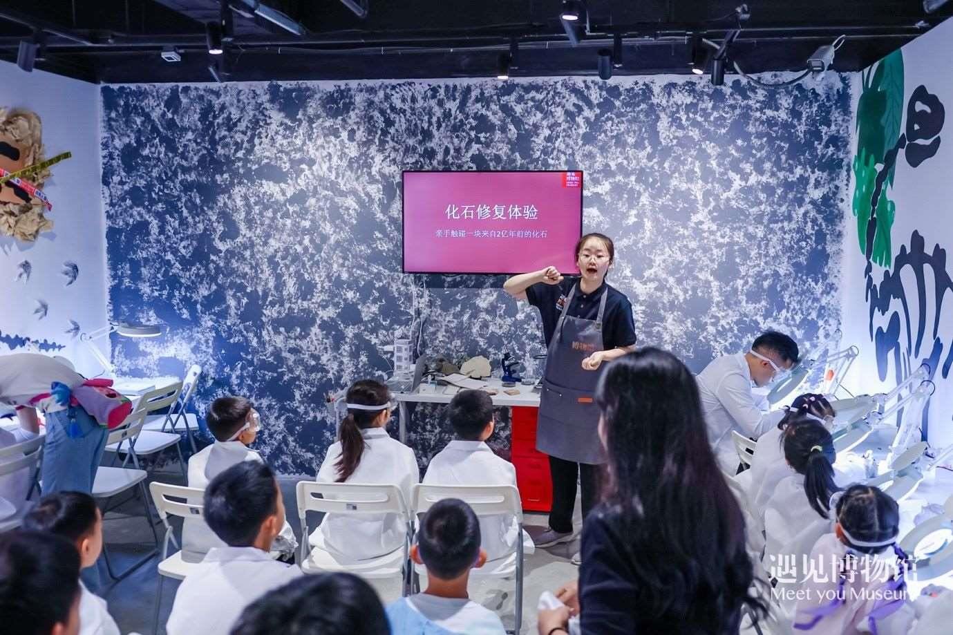 3. 小朋友們?cè)凇?億年的地球記憶——恐龍化石特展”體驗(yàn)當(dāng)“小小科學(xué)家”。遇見博物館供圖
