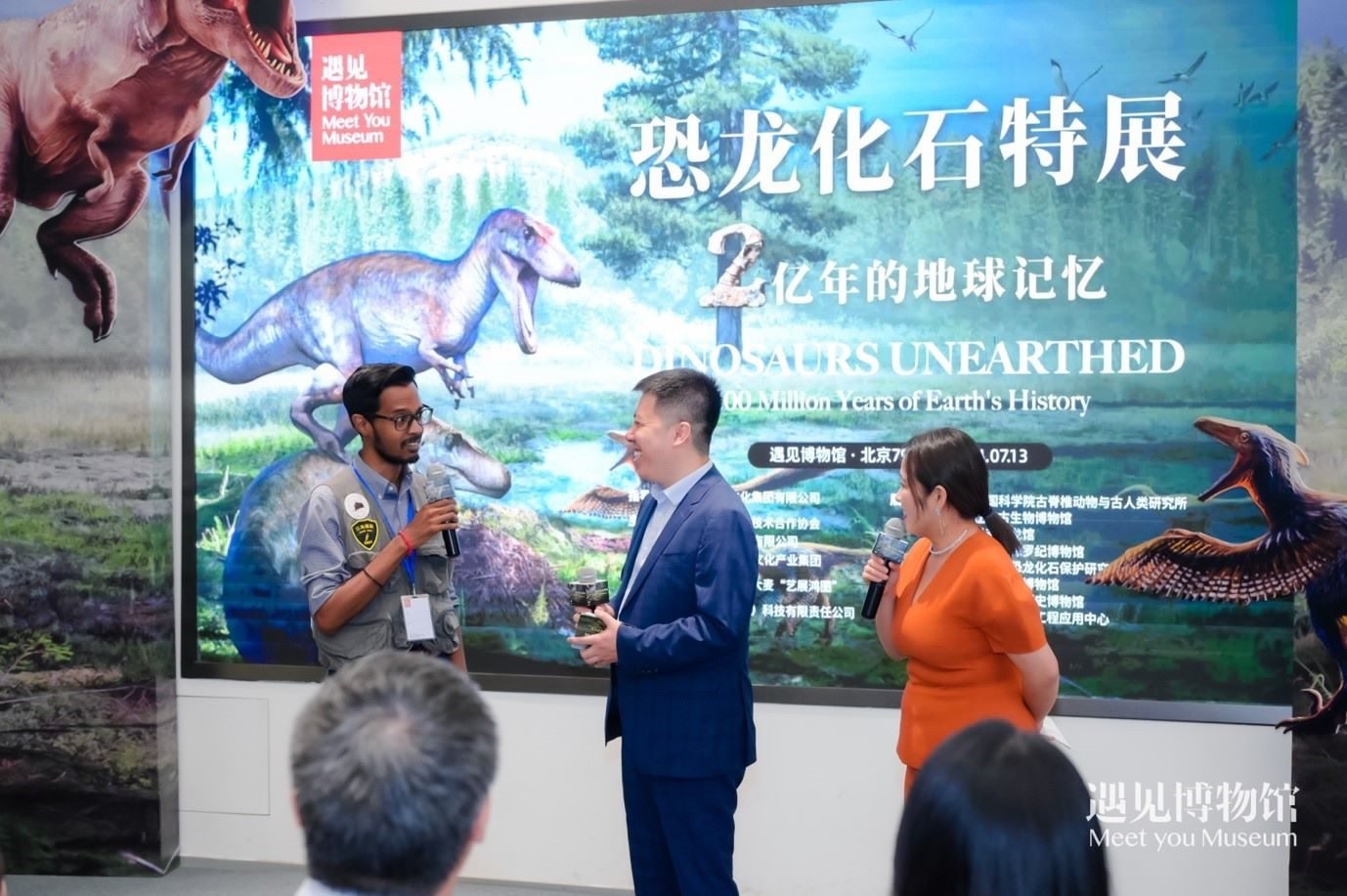 8. 中國科學(xué)院古脊椎動(dòng)物與人類研究所特別研究助理保羅·拉米向游客介紹“2億年的地球記憶——恐龍化石特展”。遇見博物館供圖