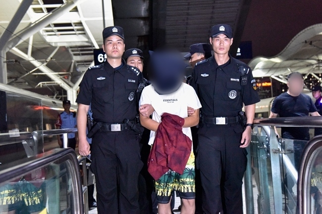 一名潛逃柬埔寨的犯罪嫌疑人被押解回國(guó)。公安部供圖