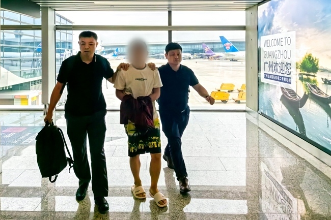 一名潛逃柬埔寨的犯罪嫌疑人被押解回國(guó)。公安部供圖