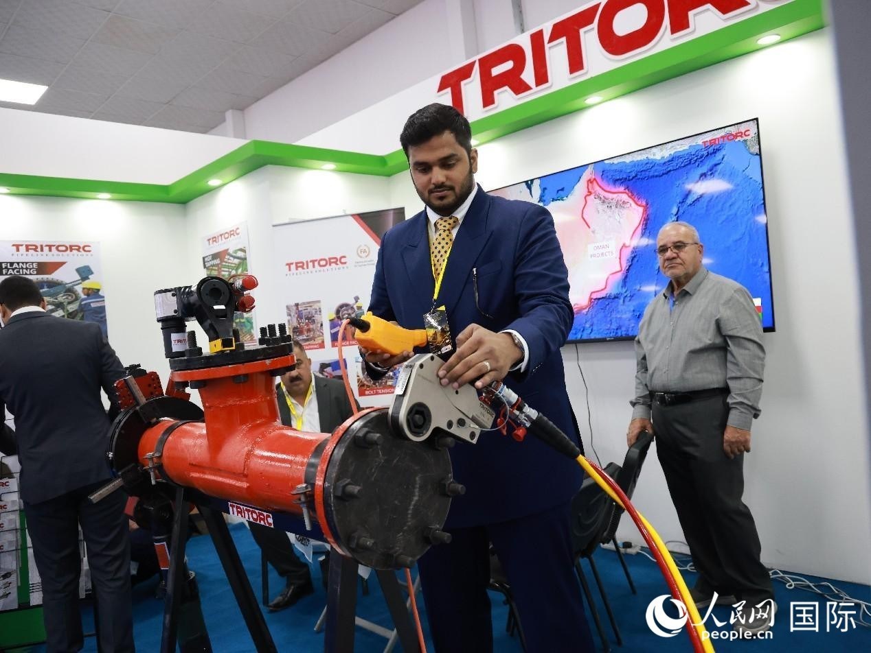 圖為一家油企工作人員在演示儀器操作。人民網(wǎng)記者管克江攝