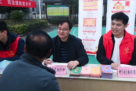 2022年11月9日，在杭州市臨安區(qū)太陽鎮(zhèn)上太陽村，臨安區(qū)太陽司法所所長方凱（右二）現(xiàn)場解答法律問題。 新華社記者 徐昱 攝