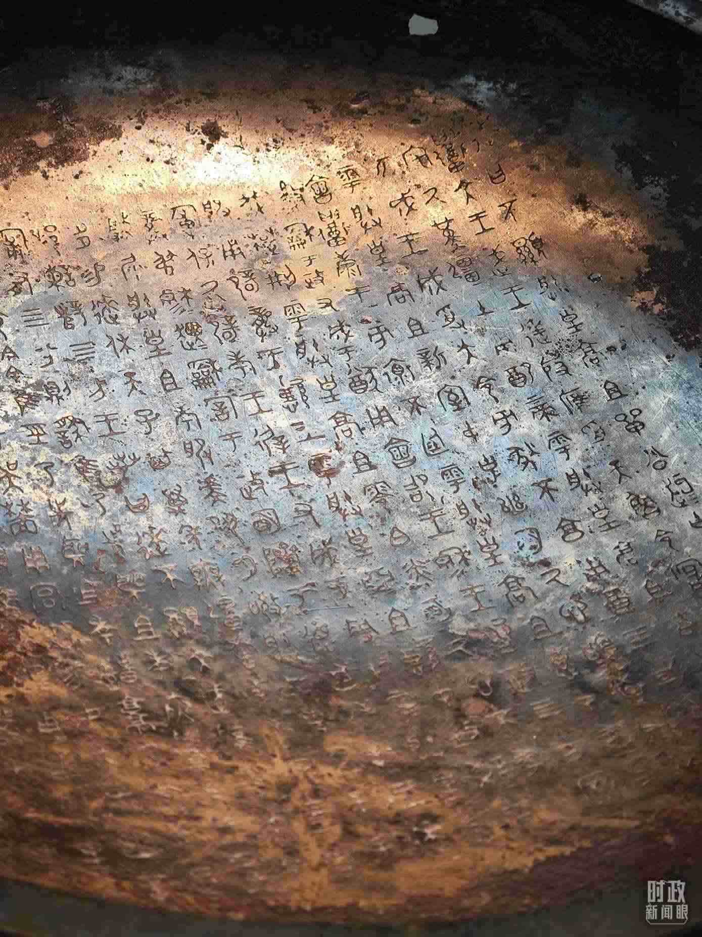 △ 寶雞青銅器博物院內(nèi)展陳——逨盤。（總臺央視記者丁欣、彭漢明拍攝）