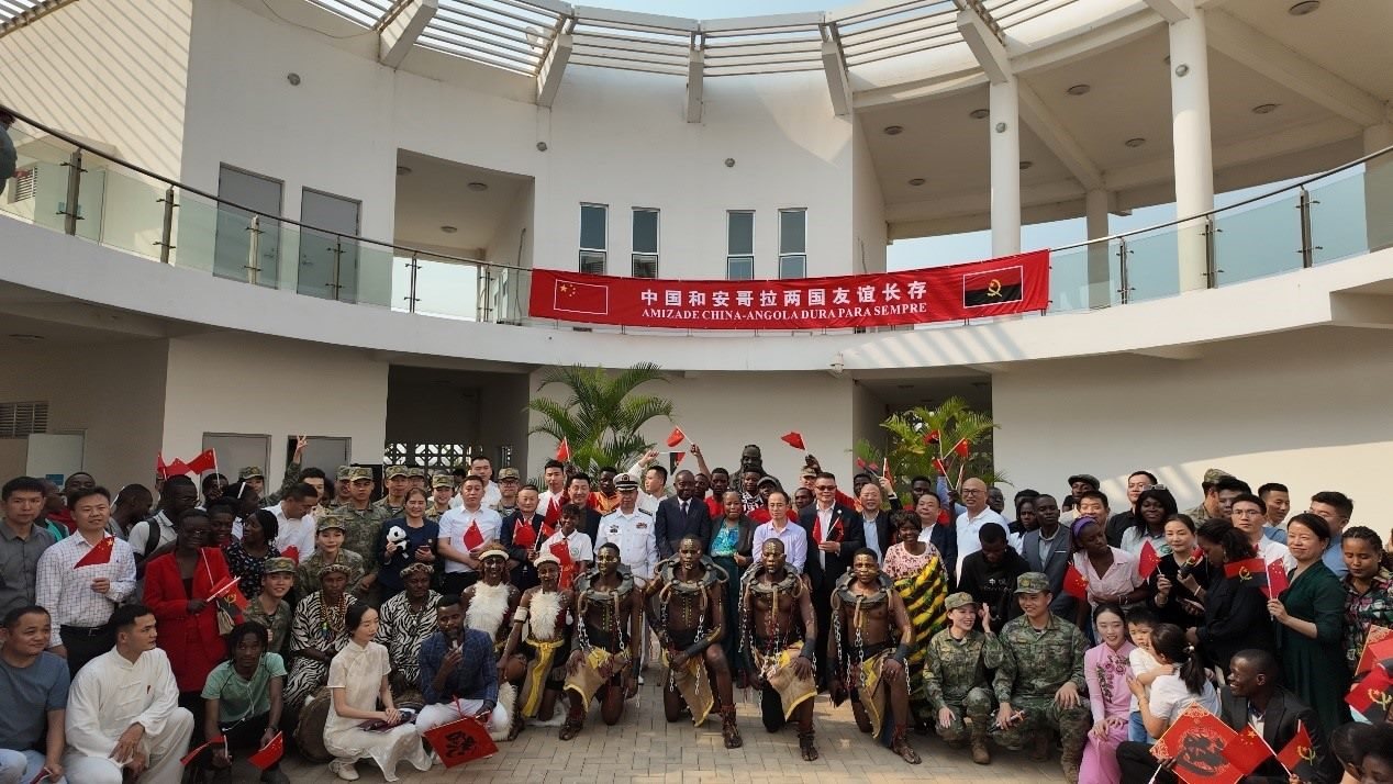 文化聯(lián)誼活動合影。內(nèi)圖大學孔子學院供圖