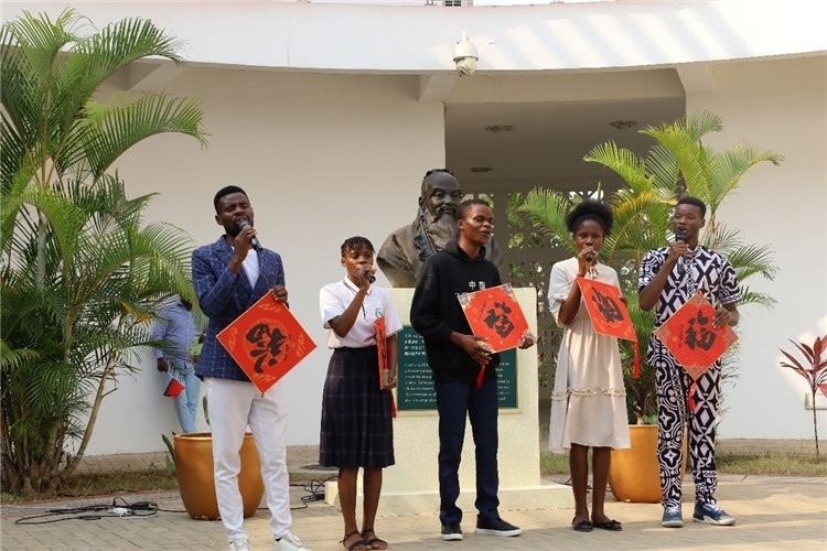 孔院學生演唱歌曲《故鄉(xiāng)的云》。內(nèi)圖大學孔子學院供圖