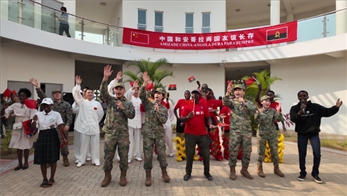 中安合唱歌曲《相親相愛》。內(nèi)圖大學孔子學院供圖