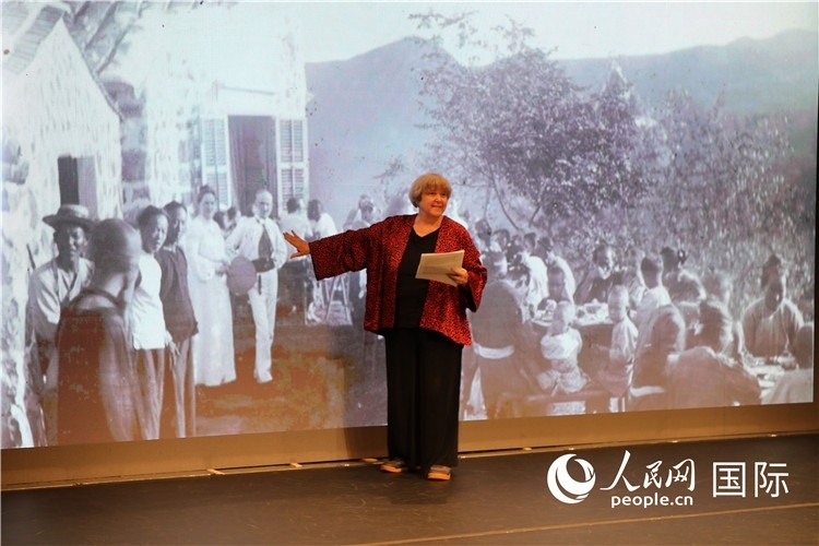 2、美國(guó)“鼓嶺之友”代表穆言靈講述友好故事。 人民網(wǎng)記者 李志偉攝