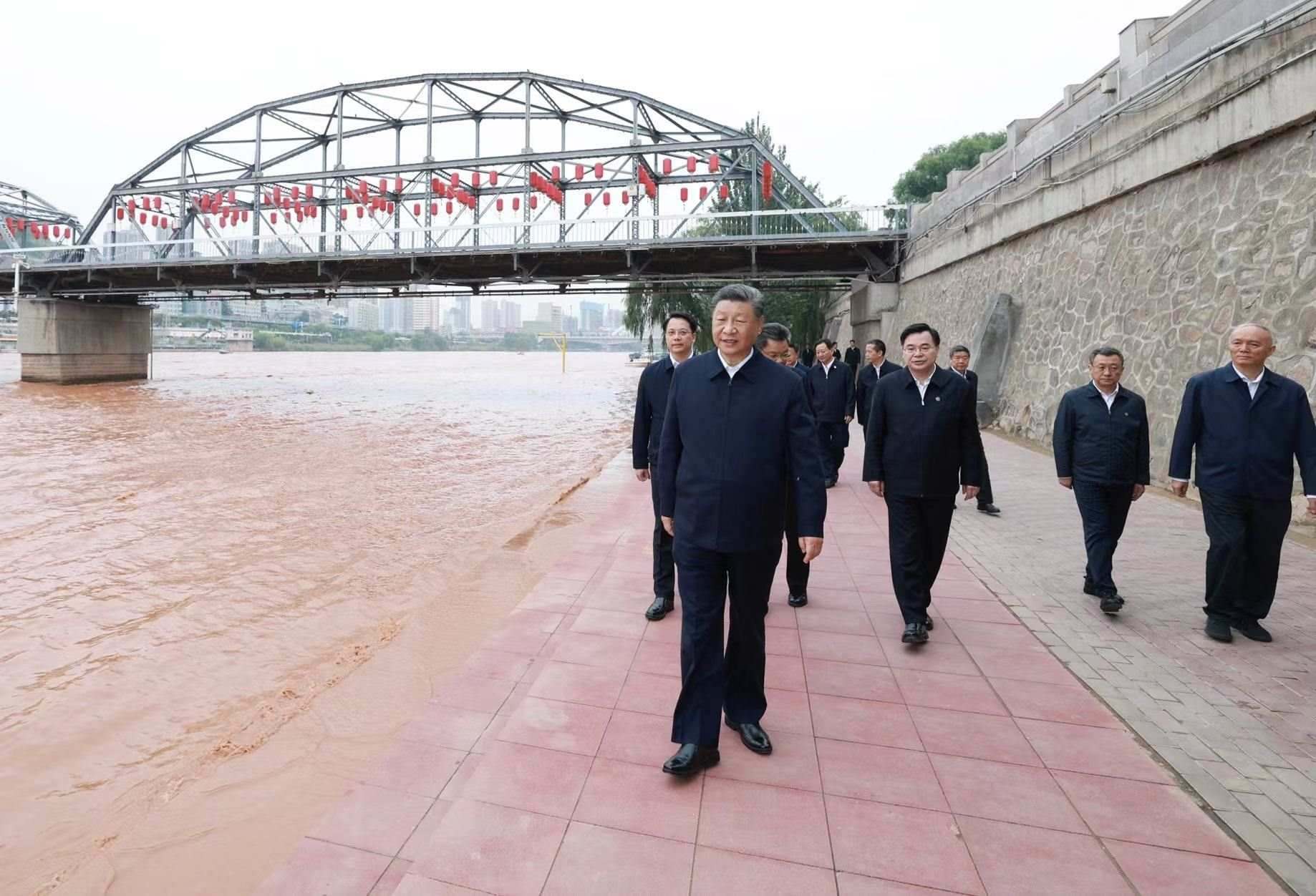 △9月11日下午，甘肅蘭州市黃河蘭州中山橋段，習(xí)近平總書(shū)記了解當(dāng)?shù)赝苿?dòng)黃河流域生態(tài)保護(hù)等情況。