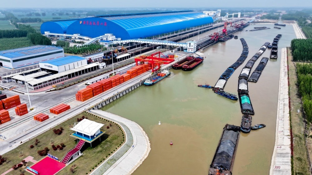 2024年4月24日，船舶行駛在山東濟(jì)寧港航梁山港航道上（無人機(jī)照片）。近年來，山東省加快構(gòu)建沿黃陸海大通道，有效促進(jìn)黃河流域各省區(qū)物流降本增效，實現(xiàn)更高水平對外開放。