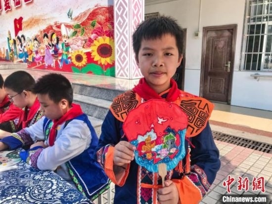 翠竹小學學生展示自己繪制的團扇作品。蔣豐慧 攝