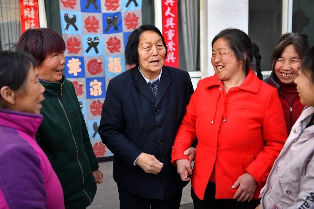 2019年3月23日，申紀蘭（左三）在山西省平順縣西溝村與村民分享全國兩會精神。新華社記者 曹陽 攝