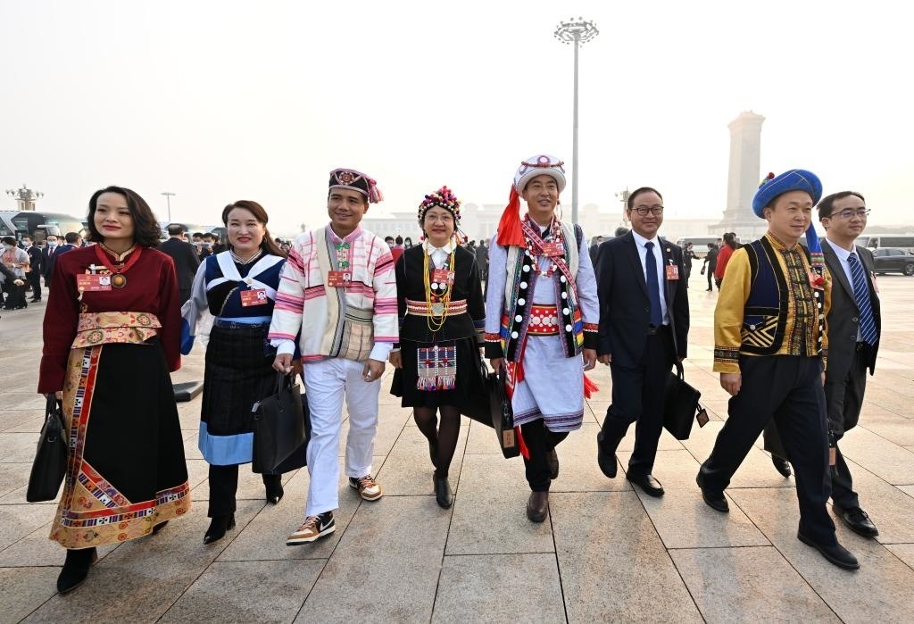 2023年3月5日，第十四屆全國人民代表大會第一次會議在北京人民大會堂開幕。這是全國人大代表走向會場。新華社記者 陳益宸 攝