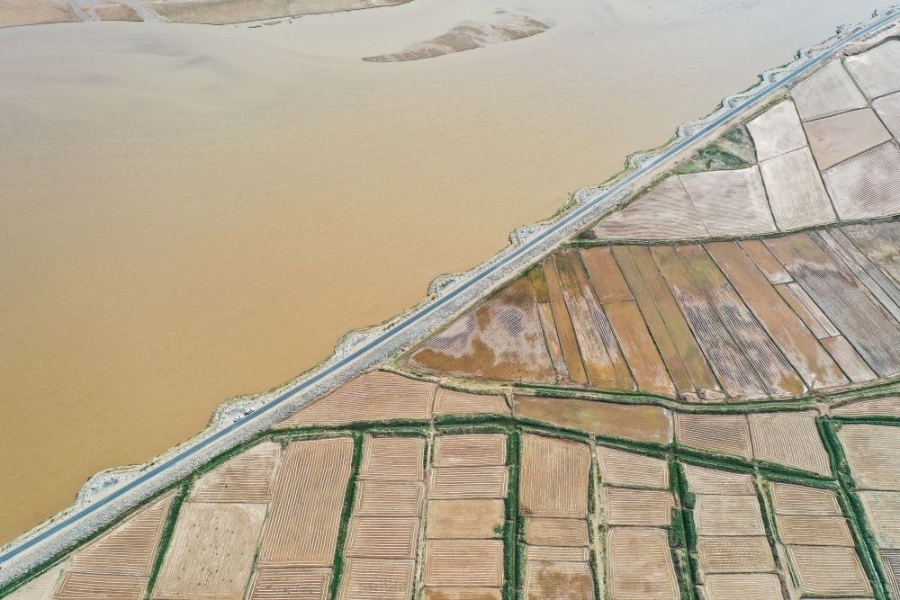 2024年5月26日在內(nèi)蒙古巴彥淖爾市臨河區(qū)拍攝的黃河（無人機(jī)照片）。巴彥淖爾市位于黃河“幾字彎”北端，擁有富饒的河套灌區(qū)，引黃灌溉面積達(dá)1000多萬畝。近年來，在引黃灌溉工程支撐下，河套灌區(qū)年均糧食總產(chǎn)量達(dá)60億斤以上。