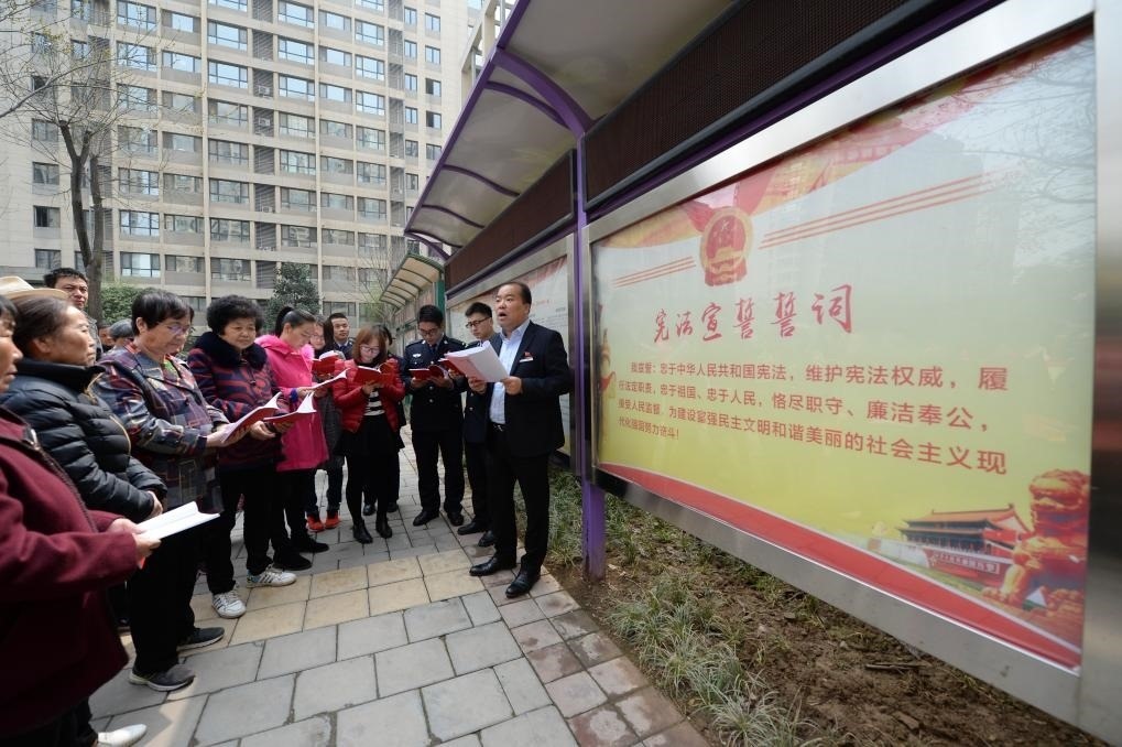 2018年3月20日，陜西寶倫律師事務(wù)所專職律師白銀濤（右一）在西安華遠君城社區(qū)宣傳憲法知識。新華社記者 李一博 攝