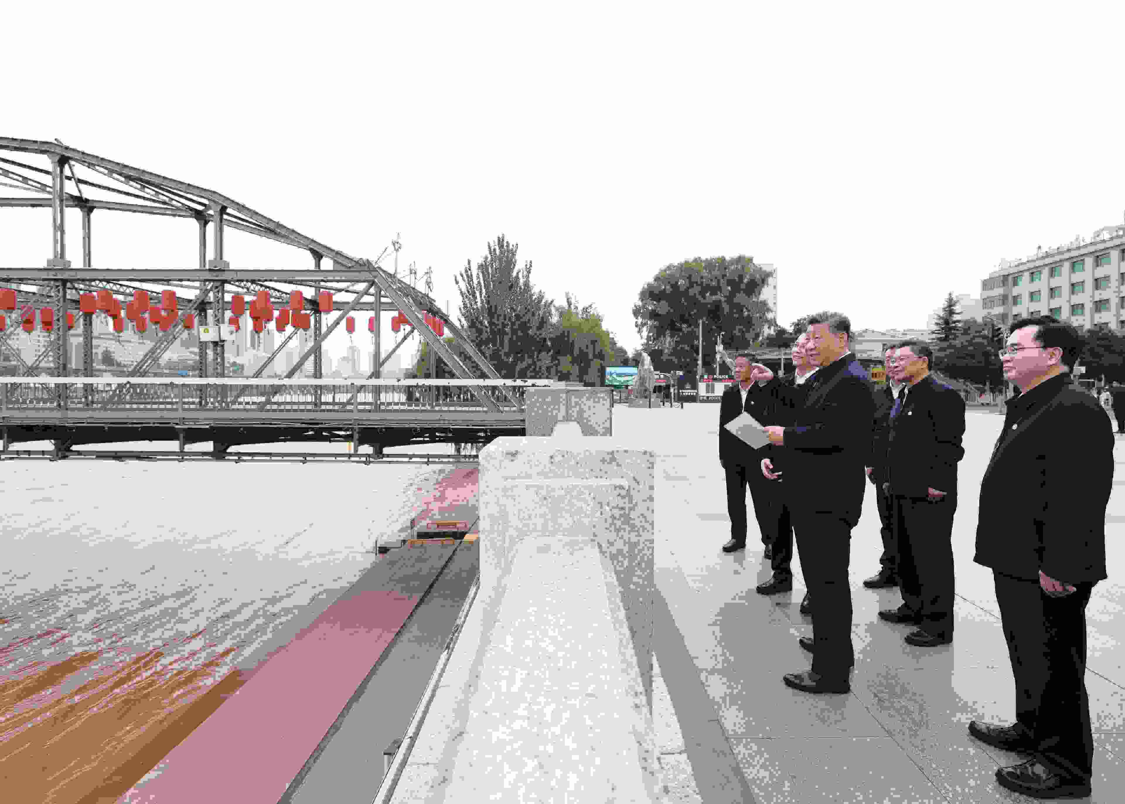 △ 2024年9月11日，習(xí)近平總書記來(lái)到甘肅省蘭州市黃河蘭州中山橋段，了解當(dāng)?shù)赝苿?dòng)黃河流域生態(tài)保護(hù)情況。