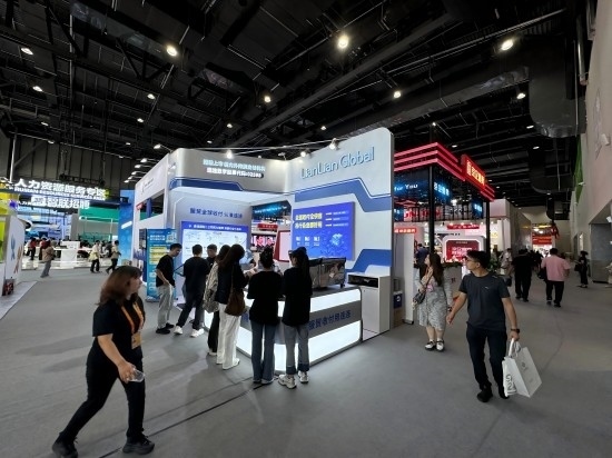 觀眾在展區(qū)了解相關(guān)金融服務(wù)。人民網(wǎng)記者 黃盛攝