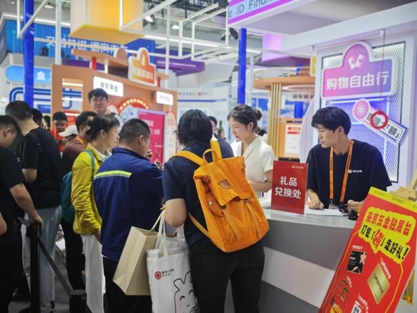 觀眾在金融服務(wù)展區(qū)體驗(yàn)展臺的互動(dòng)活動(dòng)。人民網(wǎng)記者 黃盛攝