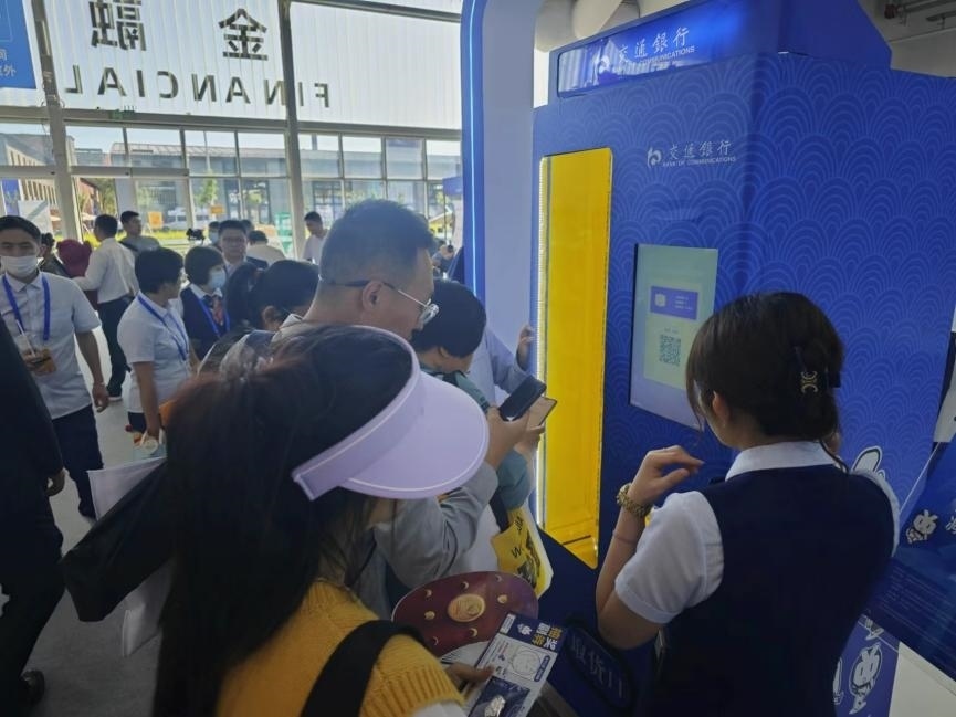 觀眾在金融服務(wù)展區(qū)體驗(yàn)數(shù)字人民幣購物。人民網(wǎng)記者 黃盛攝