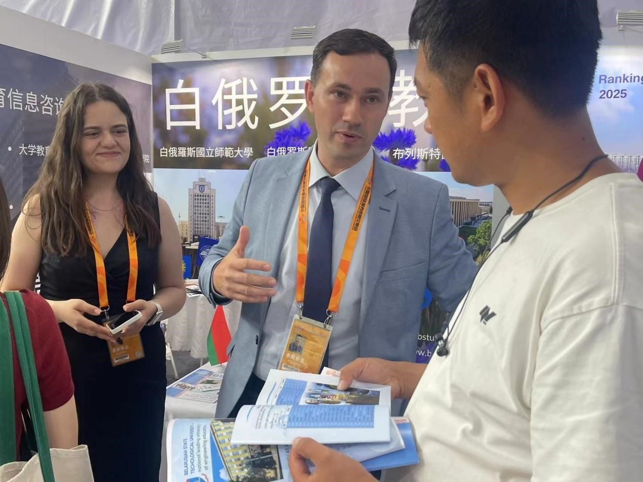 觀眾在展臺(tái)咨詢(xún)。人民網(wǎng)記者 何旭攝