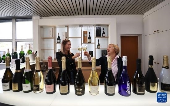 9月13日，在法國(guó)蘭斯附近的希尼萊羅斯，人們?cè)诩氧畞喛偛肯碛孟銠壘?。新華社記者 高靜 攝