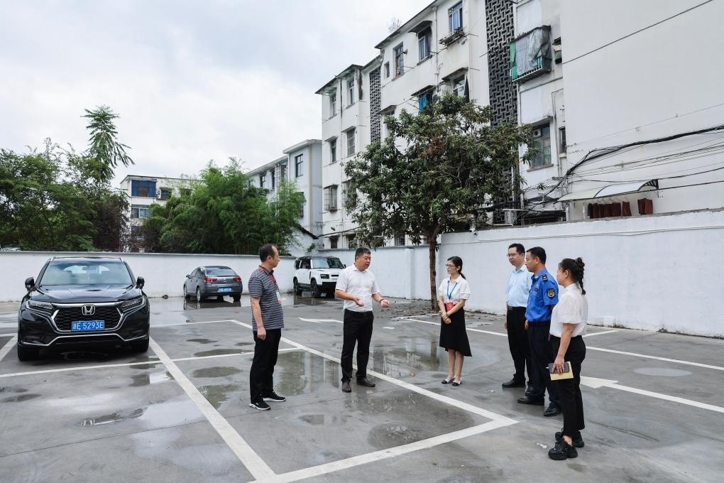 2024年9月11日，在浙江省湖州市，湖州吳興區(qū)人大代表、人大飛英街道工委代表及塔下街社區(qū)代表前往已改建的一處停車場(chǎng)進(jìn)行實(shí)地調(diào)研，監(jiān)督該改建項(xiàng)目的完成情況。新華社記者 徐昱 攝