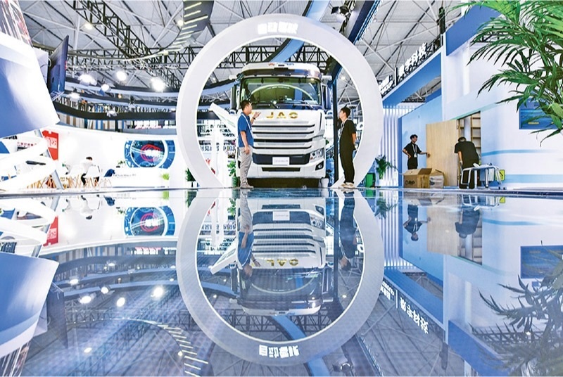 黨的二十屆三中全會提出，加快構(gòu)建促進(jìn)數(shù)字經(jīng)濟(jì)發(fā)展體制機(jī)制，完善促進(jìn)數(shù)字產(chǎn)業(yè)化和產(chǎn)業(yè)數(shù)字化政策體系。2024年8月28日至30日，2024中國國際大數(shù)據(jù)產(chǎn)業(yè)博覽會在貴州貴陽舉辦。圖為工作人員在介紹無人駕駛重型卡車。 新華社記者 楊文斌/攝