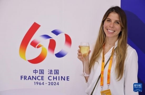 9月12日，工作人員在服貿(mào)會(huì)法國(guó)國(guó)家館展示香檳酒。新華社記者 戚曉毅 攝