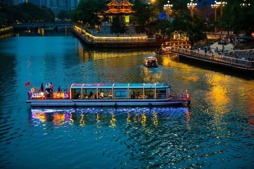 成都“夜游錦江”火鍋船。（唐斌治 攝）