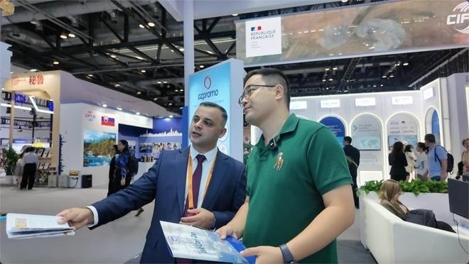 伊和·阿塔里扎德介紹阿塞拜疆產(chǎn)業(yè)園。人民網(wǎng)記者 楊倩攝