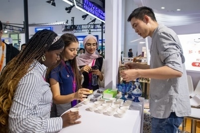 觀眾正在品嘗伊朗的藏紅花茶。人民網(wǎng)記者 翁奇羽攝