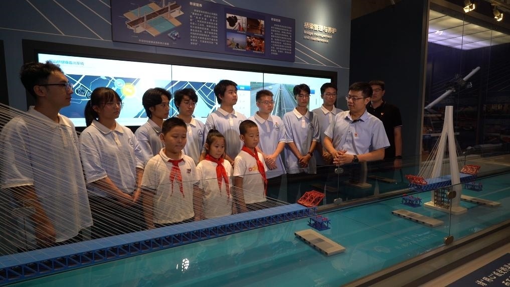 哈爾濱工業(yè)大學(xué)交通學(xué)院教師李順龍?jiān)谥袊鴺蛄翰┪镳^進(jìn)行課程思政與橋梁科普。新華社發(fā)（張潤 攝）