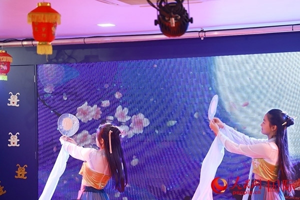 巴西華僑華人表演舞蹈《千里共嬋娟》。人民網(wǎng)記者 陳海琪攝