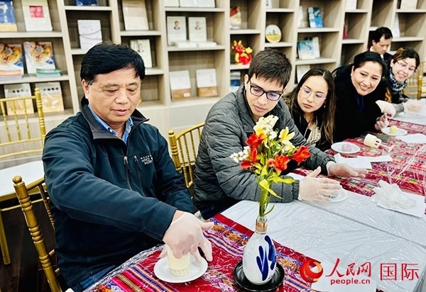 前來(lái)參加活動(dòng)的利馬居民共同制作冰皮月餅。人民網(wǎng)記者 宋亦然攝