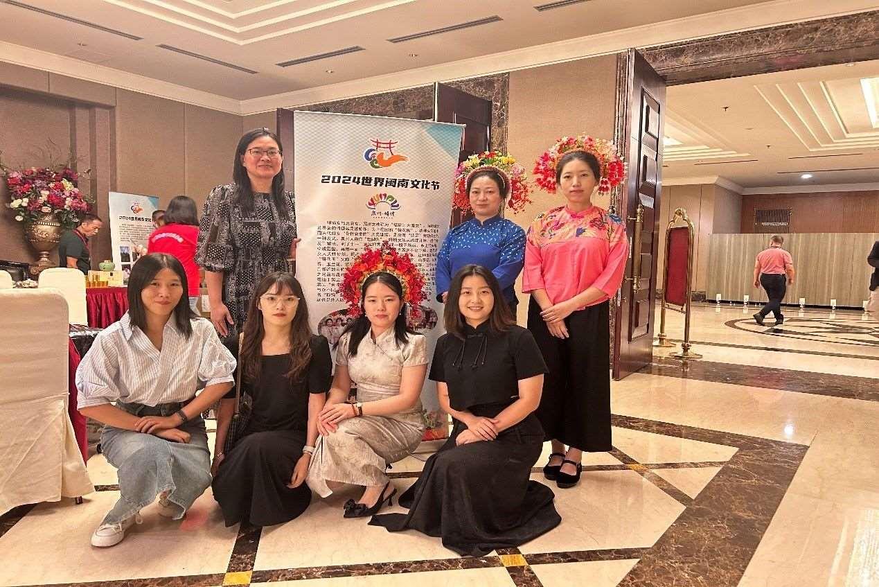 阿拉扎大學(xué)孔子學(xué)院老師和簪花圍傳承人合影。阿拉扎大學(xué)孔子學(xué)院供圖