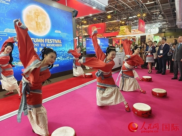 “你好！中國”展臺開幕式上的中國傳統(tǒng)舞蹈表演。人民網記者 尚凱元攝