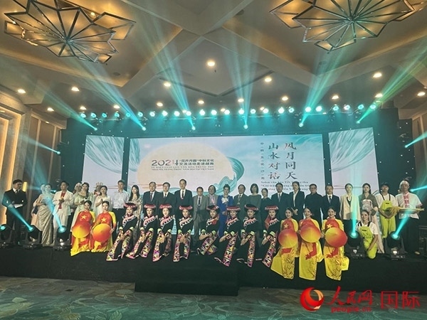 兩國(guó)嘉賓與中越藝術(shù)家現(xiàn)場(chǎng)合影。人民網(wǎng)記者 楊曄攝