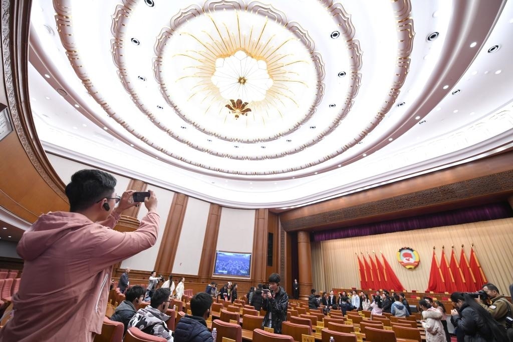 2019年11月16日，全國(guó)政協(xié)機(jī)關(guān)舉辦第一次公眾開(kāi)放日活動(dòng)，約200名高校師生、街道工作人員、退休干部、居民代表等參加。新華社記者 岳月偉 攝
