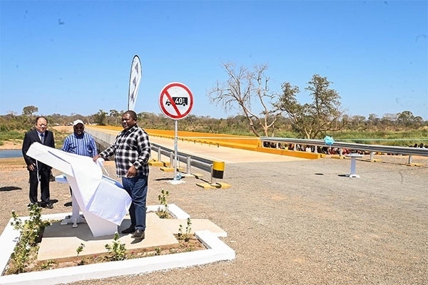 莫桑比克總統(tǒng)菲利佩·雅辛托·紐西（右）出席大橋通車儀式。中國(guó)電建供圖