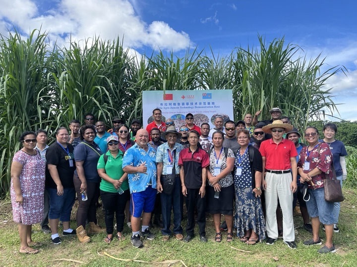 2024年2月28日，來自巴布亞新幾內(nèi)亞、湯加、庫克群島、薩摩亞、瑙魯?shù)葒业摹疤窖髰u國菌草技術(shù)培訓(xùn)班”學(xué)員在斐濟(jì)布拉阿格魯菌草技術(shù)示范基地合影。新華社發(fā)（中國援斐濟(jì)菌草技術(shù)示范中心供圖）