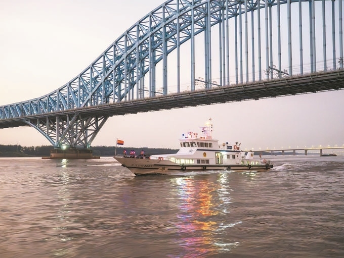 8月12日，長江航運公安局南京分局組織民警輔警駕乘警用巡邏船在轄區(qū)水域開展巡邏檢查。江寧攝