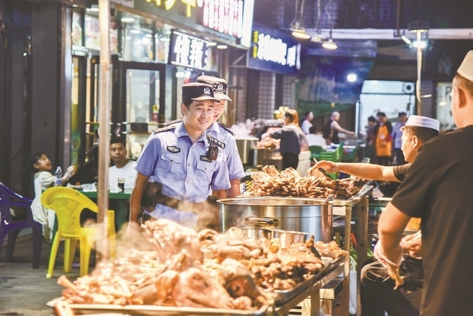8月9日，甘肅省華亭市公安局組織民警輔警在夜市開展巡邏檢查。張亞強攝