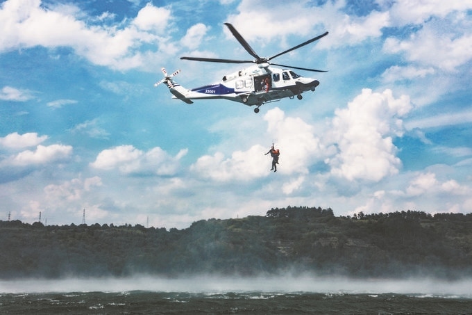 ▼7月17日，浙江省新昌縣公安局聯(lián)合浙江省公安廳警務(wù)航空隊在長詔水庫水域及周邊開展救援演練。王樟林攝