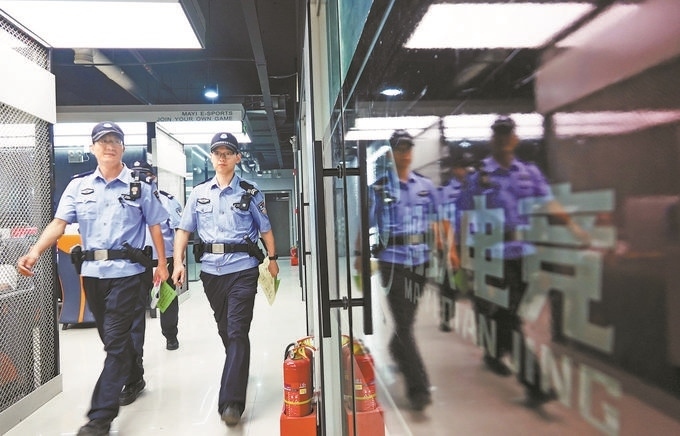 ▲7月6日，山西省新絳縣公安局龍興派出所組織警力對網(wǎng)吧等場所進行集中治安檢查。高新生攝