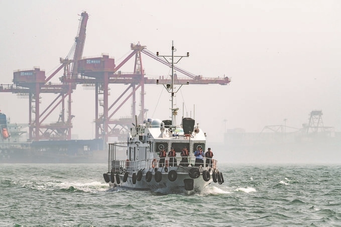 ?7月5日，秦皇島出入境邊防檢查站聯(lián)合秦皇島市公安局水陸巡特警支隊開展海上聯(lián)合巡航。陳凈萱攝