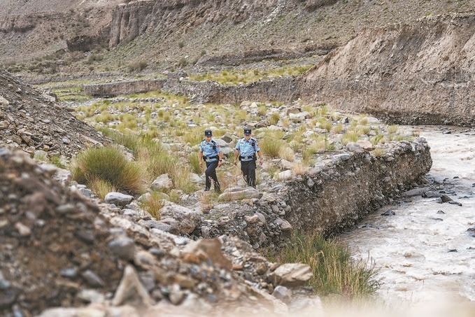 7月19日，新疆邊檢總站克州邊境管理支隊康蘇邊境檢查站民警輔警來到轄區(qū)烏恰縣康蘇水庫開展巡邏。明懿攝