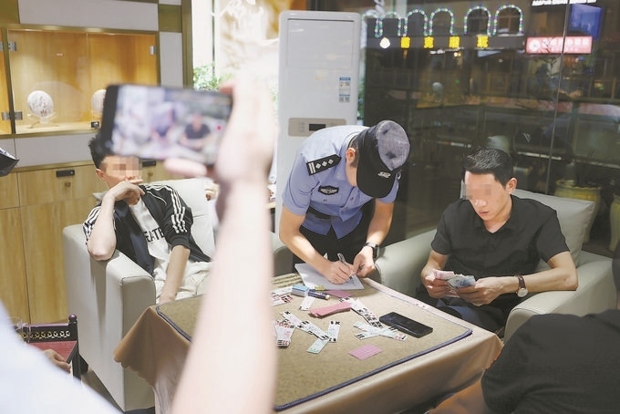 9月7日，云南省昆明市公安機關(guān)對棋牌室開展檢查。