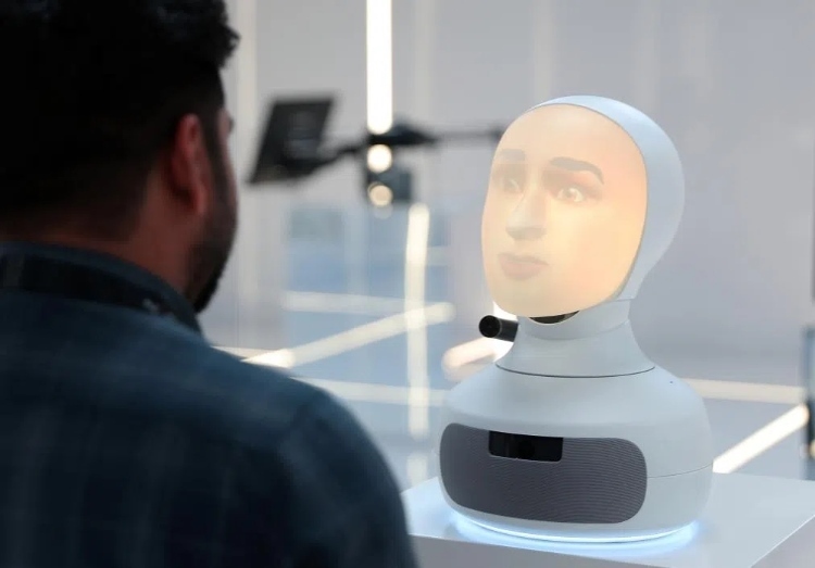 2024年9月12日，在沙特阿拉伯首都利雅得舉行的第三屆全球人工智能峰會上，一名參會者與“對話機(jī)器人”交流。新華社記者 王東震 攝