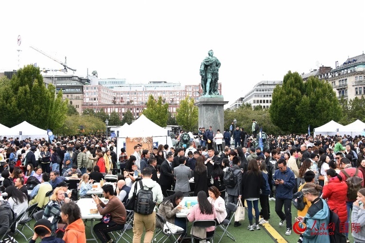 “天涯共此時(shí)——中秋游園會”在斯德哥爾摩國王花園舉辦。人民網(wǎng)記者 殷淼攝